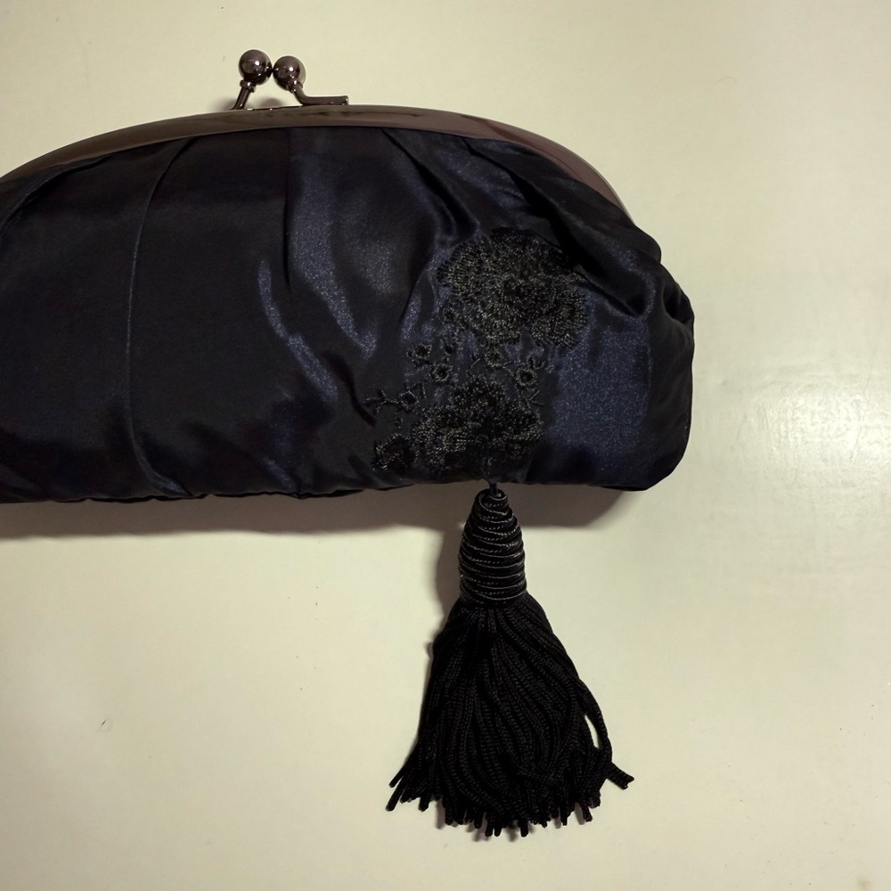 VINTAGE ELEGANT NAVY/BLACK CLUTCH WITH EMBROIDERED FLOWERS & TASSEL - Picture 2 of 9